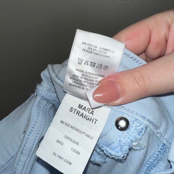 DL1961 High Rise Mara Straight Jeans Light Blue Wash Size 26 No Holes No Rips - Picture 7 of 8